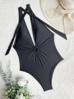 Traje de baño de una pieza en color negro sólido con escote halter - Imagen 4