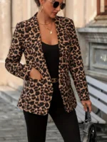 Blazer elegante con estampado de leopardo y frente abierto