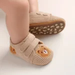 Zapatillas cómodas con diseño de oso para bebés - Imagen 2