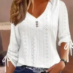 Blusa con ojales en V y botones