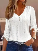 Blusa con ojales en V y botones