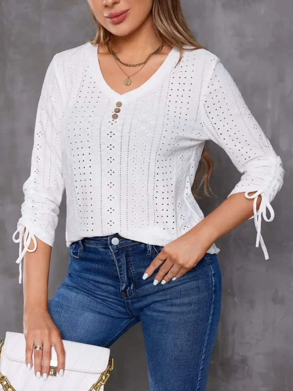 Blusa con ojales en V y botones - Image 7