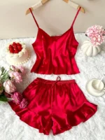 Conjunto de pijama de satín con volantes en el dobladillo