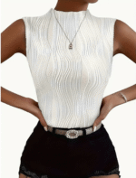 Top texturizado de color sólido con cuello alto