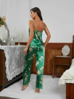 Pijama elegante de satén con estampado floral - Imagen 2