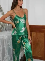 Pijama elegante de satén con estampado floral - Imagen 3