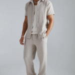 Conjunto de camisa y pantalón con estilo texturizado
