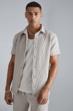 Conjunto de camisa y pantalón con estilo texturizado - Imagen 3