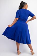 Vestido midi cruzado plus size con falda amplia - Imagen 2