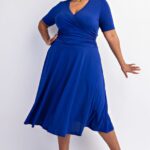 Vestido midi cruzado plus size con falda amplia