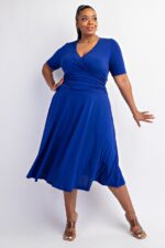 Vestido midi cruzado plus size con falda amplia