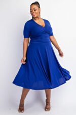 Vestido midi cruzado plus size con falda amplia - Imagen 3