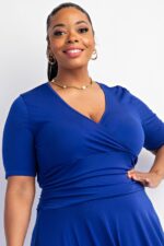 Vestido midi cruzado plus size con falda amplia - Imagen 4