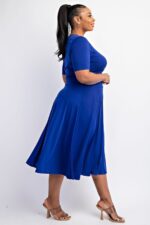 Vestido midi cruzado plus size con falda amplia - Imagen 5