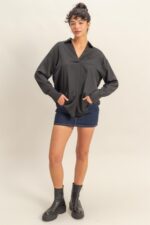 Blusa de satén con cuello y escote en V - Imagen 18