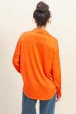 Blusa de satén con cuello y escote en V - Imagen 25