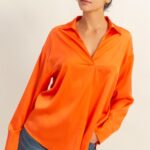Blusa de satén con cuello y escote en V