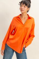 Blusa de satén con cuello y escote en V