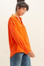 Blusa de satén con cuello y escote en V - Imagen 23