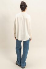 Blusa de satén con cuello y escote en V - Imagen 11