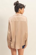 Blusa de satén con cuello y escote en V - Imagen 22