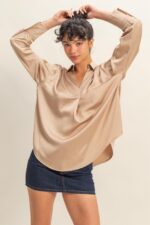 Blusa de satén con cuello y escote en V - Imagen 21