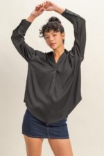 Blusa de satén con cuello y escote en V - Imagen 17