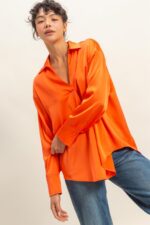Blusa de satén con cuello y escote en V - Imagen 6
