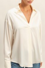 Blusa de satén con cuello y escote en V - Imagen 26